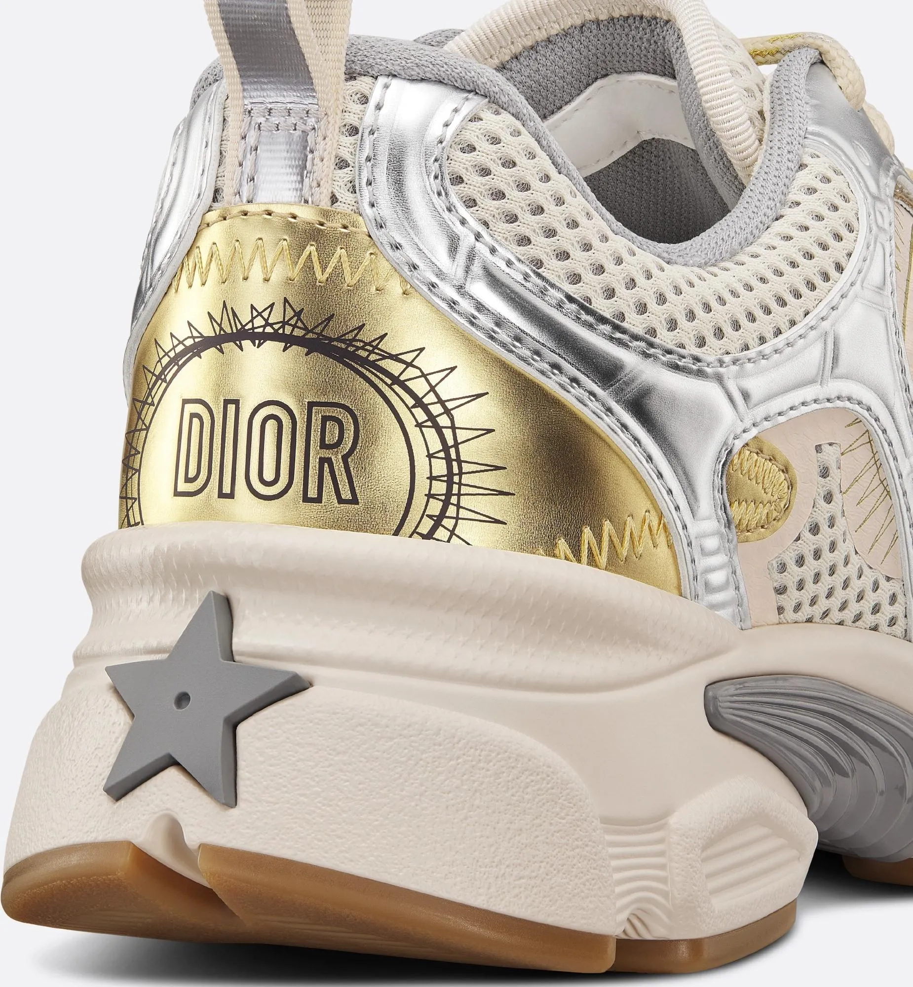 👟👟Ex-factory price 560👟👟 Dior Casual Sports Shoes Dad Shoes This new Dior Chrono sports shoe autumn ready-to-wear series reinterprets running shoes with Dior's high-end style. White and black mesh fabric with leather-effect panels, CD logo on the sides, star patch on the tongue and Dior logo on the heel, many details highlight the style. Using two-color laces, lightweight soles with star decoration, it can create a casual look all year round ▪️Size: 35-40